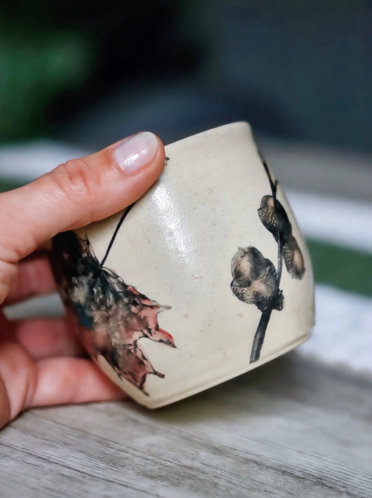 Keramikbecher mit herbstlichen Blättern