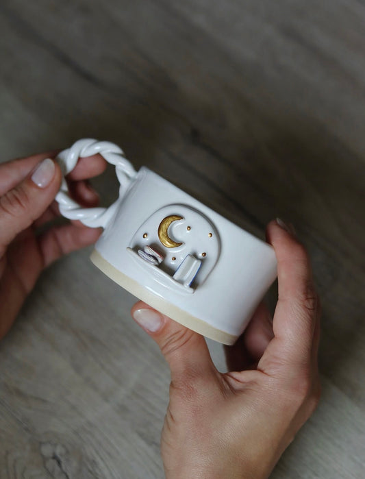 Handgetöpferte Tasse mit Mond und Bücherregal