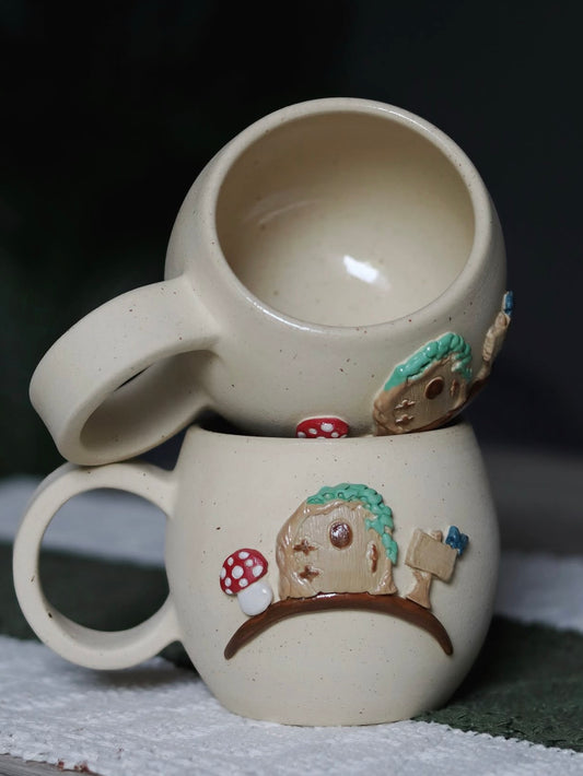 Herbstliche handgetöpferte Keramiktasse